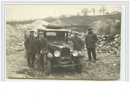 Homme Près D&amp Acute Un Camion Dans Une Carrière - Willys Jeep - Vrachtwagens En LGV