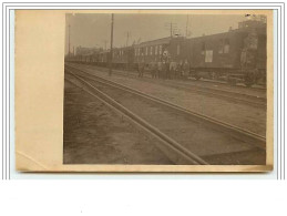 Hommes Près D'un Train - Eisenbahnen