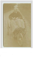 Carte-Photo - Vieille Femme Sur Un Véhicule à Pédale, Identique à La Chanteuse De Complaintes Mais Sans Les Chiens... - Other & Unclassified