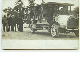 Carte Photo - Hommes Et Femmes Dans Un Autobus - Bus & Autocars