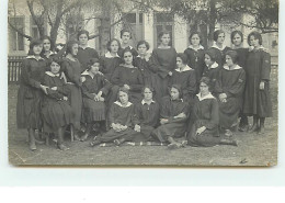 Carte Photo - Photo De Groupe De Jeunes Femmes Portant Des Blouses - A Identifier