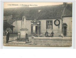 LES CLERIMOIS Le Monument Aux Morts Et L&amp Acute Ecole - Sonstige & Ohne Zuordnung