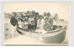 LE CROTOY Photo De Groupe Sur La Plage Dans Une Barque - Le Crotoy