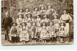 Carte Photo à Localiser - Hommes à Côté D'un Groupe D'enfants Déguisés En Jardinier - Zu Identifizieren