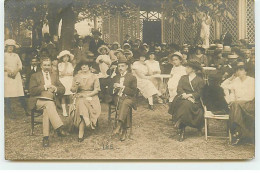 Carte Photo à Localiser - Hommes Et Femmes Assis à Une Terrasse - A Identifier