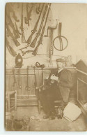 Belgique - RPPC - BRECHT - Homme Assis, Avec Des Armes Au Mur - Brecht