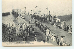 MAYOTTE - Dzaoudzi - Population Attendant L'arrivée Du Gouverneur - Mayotte