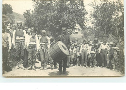 MACEDOINE - Hommes Autour D'un Homme Jouant Du Tambour - Noord-Macedonië