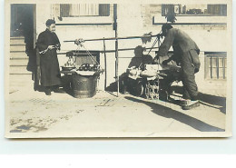 Photo CHINE N°27 - Hommes Près D'une Balance - Format 14 X 8,5 Cm - China