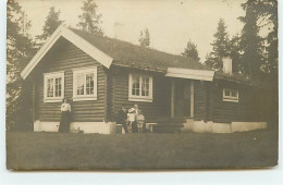 NORVEGE - Familles Autour D'une Maison An Bois - Noruega