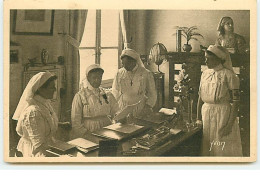 PARIS - Hôpital Ecole De La Société De Secours Aux Blessés Militaires - Le Bureau De La Directrice - Santé, Hôpitaux