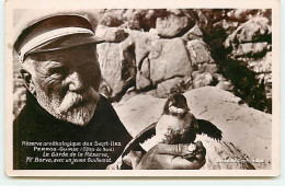 Réserve Ornithologique Des Sept-Iles PERROS-GUIREC - Le Garde De La Réserve - M Borvo Avec Un Jeune Guillemot - Perros-Guirec