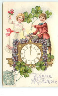 Carte Gaufrée - Bonne Année - Deux Enfants Près D'une Pendule - New Year