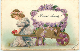 Carte Gaufrée - Bonne Année - Fillette Près D'une Brouette Remplie De Fleurs - New Year