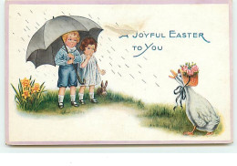 Carte Gaufrée - A Joyful Easter To You - Enfants Sous La Pluie Regardant Une Oie Portant Un Chapeau - Pâques