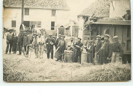 BAZAINVILLE - Carte-Photo - Scène De Battage Dans Un Intérieur De Ferme - Other & Unclassified