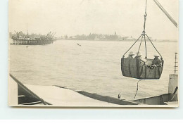 BENIN - RPPC - Descente Dans Une Barque Sur Le Warf De Cotonou - Benín