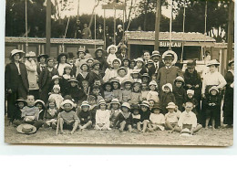 Carte-Photo à Identifier - Groupe D'hommes, De Femmes Et D'enfants Sur Un Bord De Plage - Bureau - A Identificar