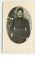 Carte-Photo D'une Vieille Dame En Costume Régional - Kostums