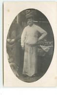 Carte-Photo D'un Homme Près D'un étal Avec Des Pommes - Mercaderes