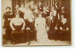 A Localiser - Carte-Photo D'un Groupe D'hommes Et De Femmes Dans Un Salon - A Identifier