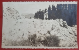 Couple Avec Une Petite Fille Et Une Dame Plus âgée Sur Une Montagne Rocheuse Devant L'hôtel, Potrerillo, Argentina 1936 - Personas Anónimos