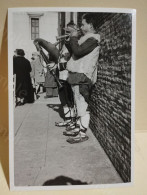 Italia Foto Photo Pipers Bagpipe Players Ethnic Dress Suonatori Zampognari ROMA  Aracoeli. Epifania 1957. 115x80 Mm. - Europa