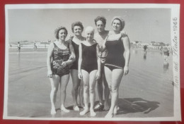 Ph Originale - Trois Femmes, Une Fille Et Un Adolescent Posant Au Bord De La Mer à Mar Del Plata, Argentine, 1966 - Personas Anónimos