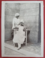 Ph Originale - Deux Filles Avec Des Perruques Et Des Robes Blanches Posant Sur Une Chaise - Anonymous Persons