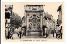 13 - ARLES SUR RHONE - La Fontaine Amédée Pichot ( Animation ) - Arles