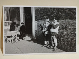 Italia Foto Photo Pipers Bagpipe Players Ethnic Dress Suonatori Zampognari ROMA  Aracoeli Anni 50. 145x95 Mm. - Europa