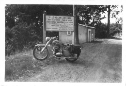 230524 - PHOTO TRANSPORT - Panneau Entrée Ville CARCASSONNE - MOTO PEUGEOT Immatriculée 823S12 Aveyron - Orte