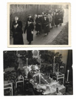 2 PHOTO S DECES Mausolée Et Cortège Funéraire ALLEMAGNE 1958 PROCESSION RELIGIEUSE Homme D Eglise Cierge Allumé - Anonymous Persons