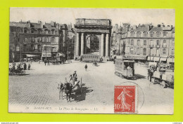 33 BORDEAUX N°58 Place De Bourgogne VOIR ZOOM VOITURE à CHIEN Tram Tramways Café Du Pont Magasin MORANGE - Bordeaux