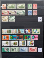 PAPUA & NEW GUINEA LOT OF 30 STAMPS (12 STAMPS HINGED/18 STAMPS MNH) - Papua Nuova Guinea