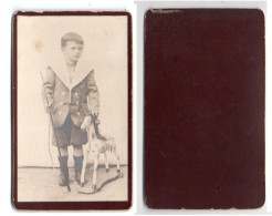 (Photo Carte De Visite) 285, Jouet, Petit Garçon Avec Un Cheval Et Une Carabine - Anonymous Persons