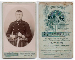 (Photo Carte De Visite) 260, Portrait Militaire Avec Sabre De Cavalerie, 14 Regiment, Photo Ainé Grampa à Lyon - Guerre, Militaire