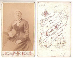 (Photo Carte De Visite) 155, Portrait De Femme Par Victor Coué à Saumur, Femme Avec Coiffe Traditionnelle - Personnes Anonymes