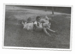 VRAIE PHOTO ARGENTIQUE  LES ENFANTS AVEC LA CHEVRE DANS LE CHAMPS SUR L HERBE Les Près Pelouse - Personnes Anonymes