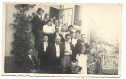 VRAIE PHOTO ARGENTIQUE TOUTE LA FAMILLE De LONGEVILLE Et D' EPINAL Le 25 MAI 1947 Devant La MAISON - Personnes Anonymes
