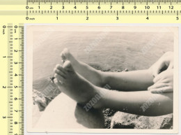 REAL PHOTO, Legs Feet , Les Pieds, Beach Plage Old Photo Original - Personnes Anonymes