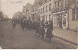 50 - GRANVILLE - CARTE PHOTO - MILITAIRES DEVANT COMMERCE DE PAPIERS PEINTS - Granville