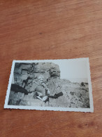 565 //  PHOTO ANCIENNE /  6 X 11 CMS / FEMME DANS LES ROCHERS - Anonyme Personen