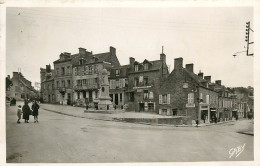 14* CLECY  Place Et Monument Aux Morts    (CPSM 9x14cm)  RL21,1596 - Clécy