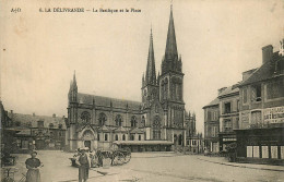 14* LA DELIVRANDE  La Basilique Et La Place      RL21,1558 - La Delivrande