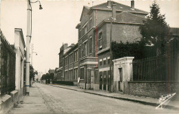 93* VILLEMOMBLE  Ecole Foch Et Rue Chemin De Fer   CPSM (9x14cm)      RL32,0452 - Villemomble