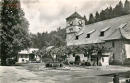 74* SAMOENS  La Place Et Eglise  (CPSM Format 9x14cm)        RL43,0594 - Samoëns