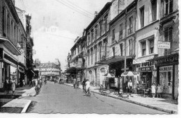 Bergerac Très Animée Rue De La Résistance Commerces Cyclistes - Bergerac