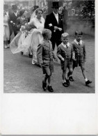 12039821 - Hochzeit Brautpaar Geht Zur Kirche Foto AK - Nozze