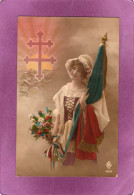 Miltitaria Patriotique  Jeune Fille Avec Un Bouquet Bleu Blanc Rouge Et Un Drapeau Français Devant Une Croix De Lorraine - Patriotiques